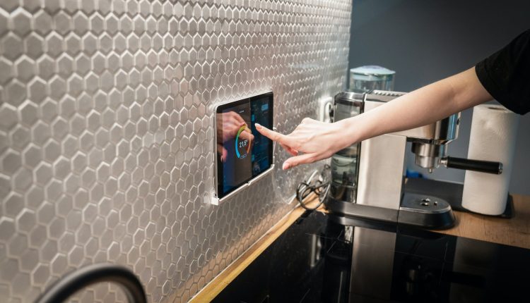 akilli ev otomasyon sistemleriyle ev guvenliginizi saglamanin 5 onemli